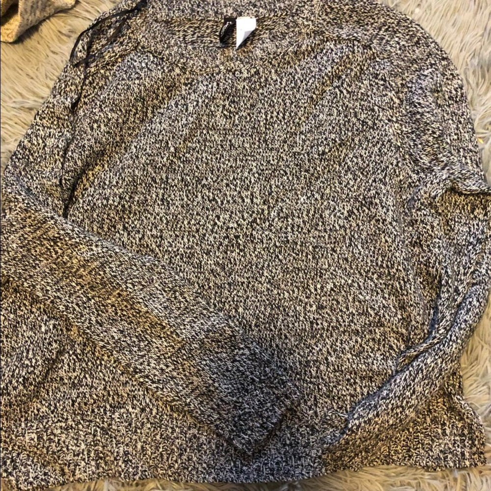 H and M black and white sweater